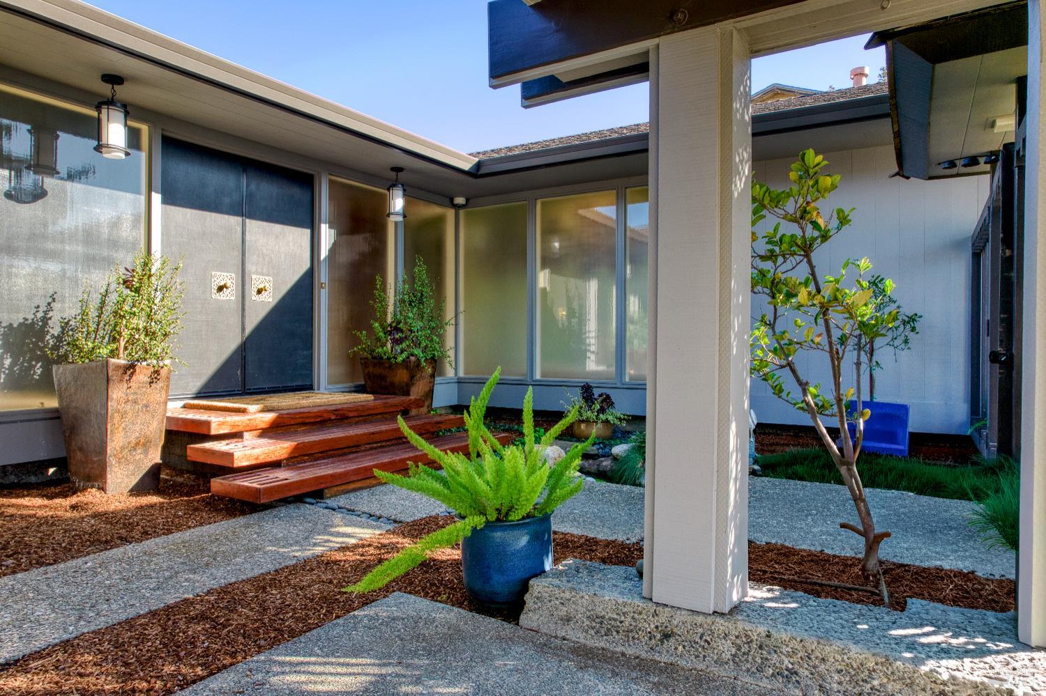 Detail Gallery Image 4 of 43 For 10 Capri Ct, San Rafael,  CA 94901 - 4 Beds | 3 Baths