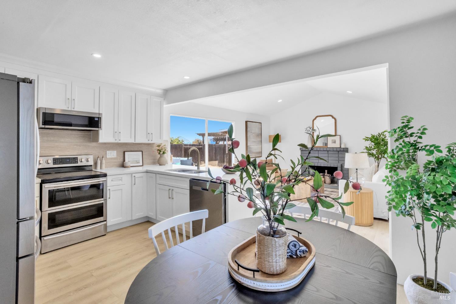 Detail Gallery Image 6 of 44 For 938 Sandy Cove Dr, Rodeo,  CA 94572 - 4 Beds | 2 Baths