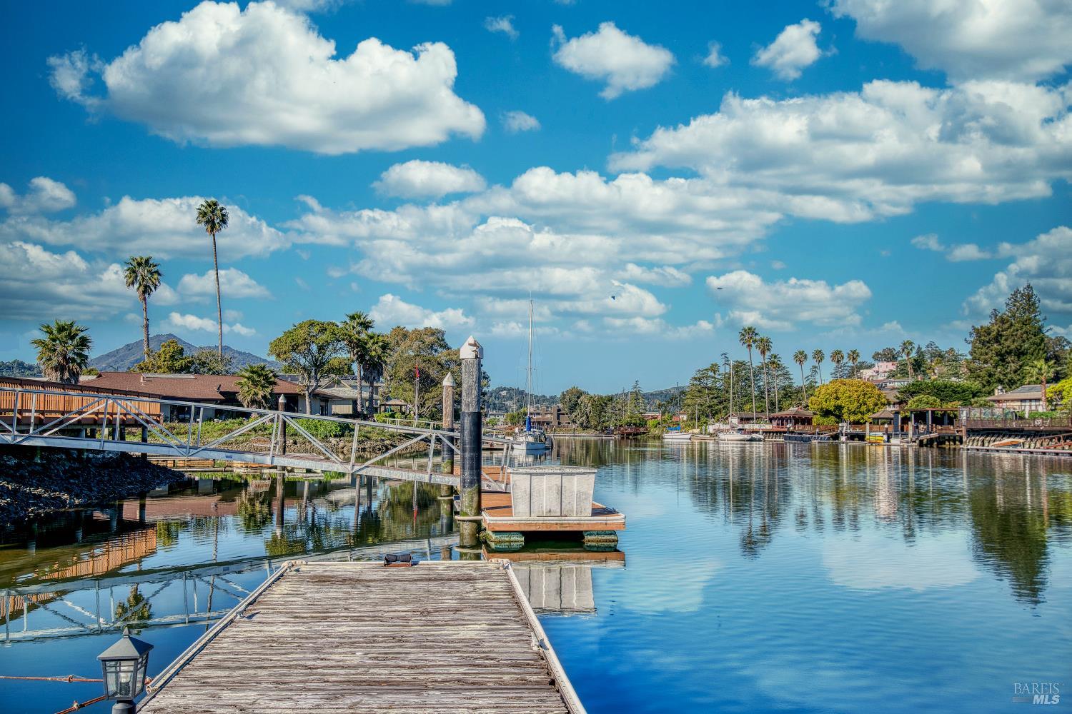 Detail Gallery Image 8 of 43 For 10 Capri Ct, San Rafael,  CA 94901 - 4 Beds | 3 Baths