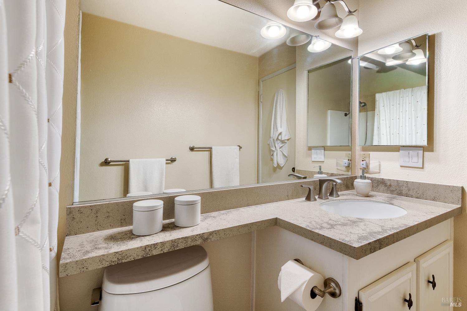 Detail Gallery Image 12 of 19 For 29 Sailmaker Ct, San Rafael,  CA 94903 - 2 Beds | 1 Baths