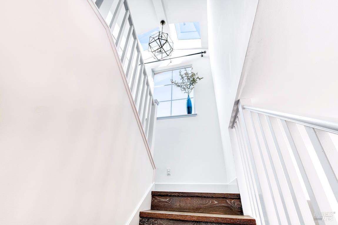 Detail Gallery Image 22 of 39 For 34 Diane Ln, Larkspur,  CA 94939 - 4 Beds | 3 Baths