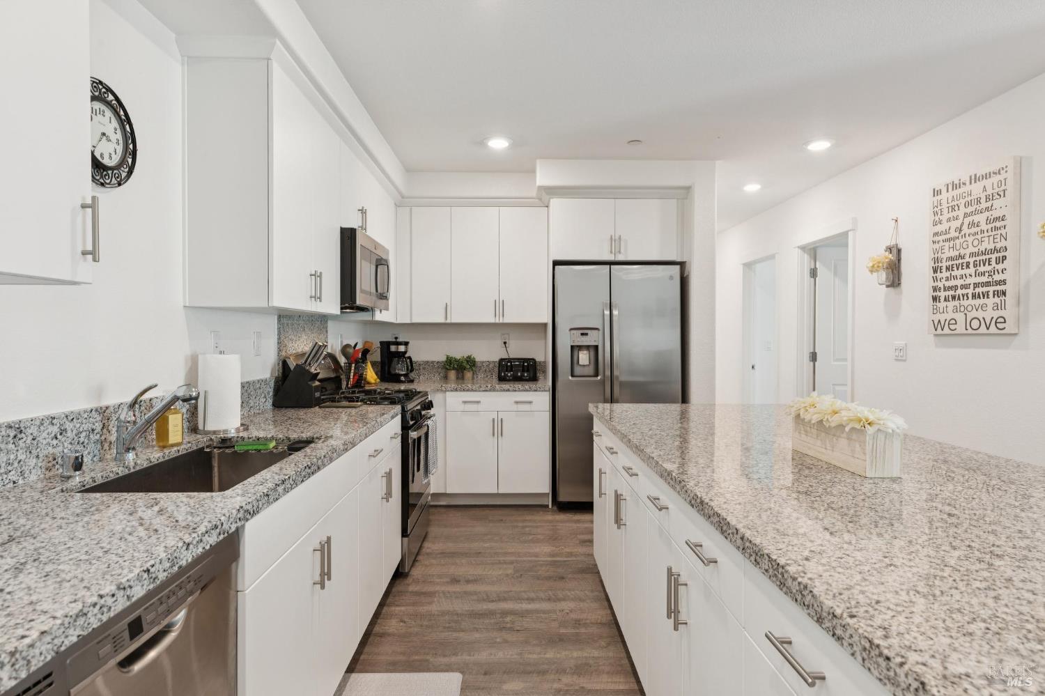 Detail Gallery Image 15 of 39 For 1414 Mauro Pietro Dr #301,  Petaluma,  CA 94954 - 3 Beds | 2 Baths