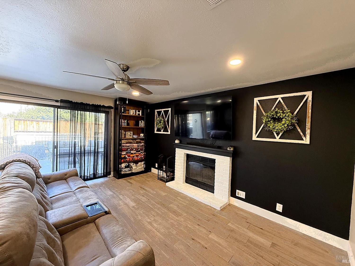 Detail Gallery Image 3 of 15 For 406 Lupine Cir, Vacaville,  CA 95687 - 3 Beds | 2/1 Baths