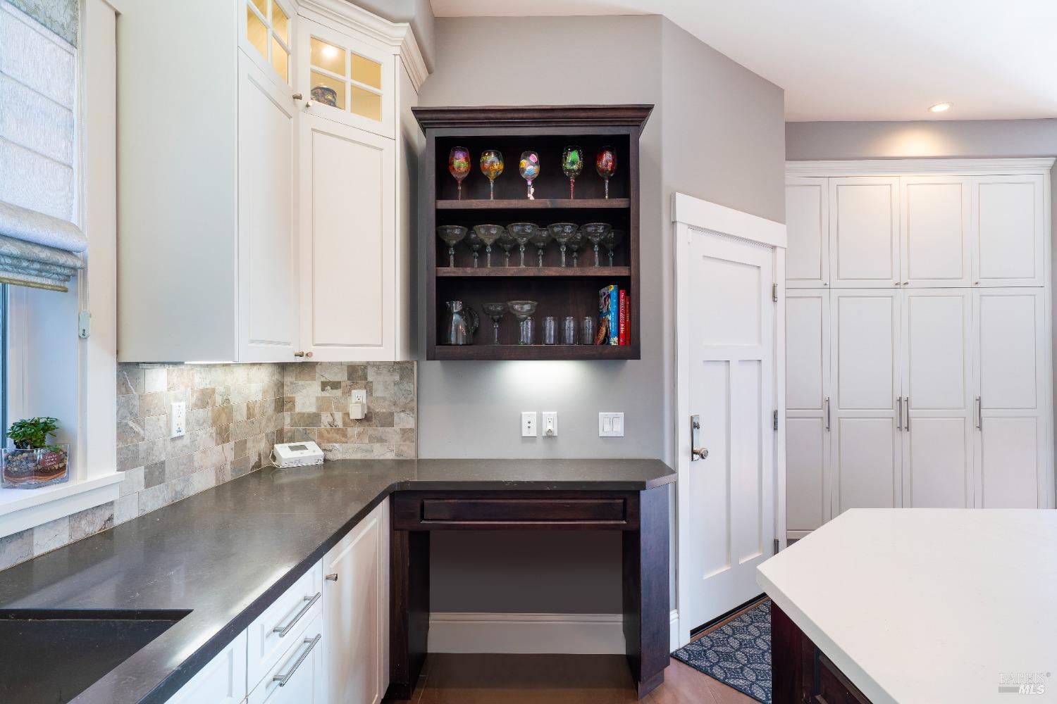 Detail Gallery Image 10 of 39 For 235 Clear Ridge Dr, Healdsburg,  CA 95448 - 4 Beds | 4/1 Baths