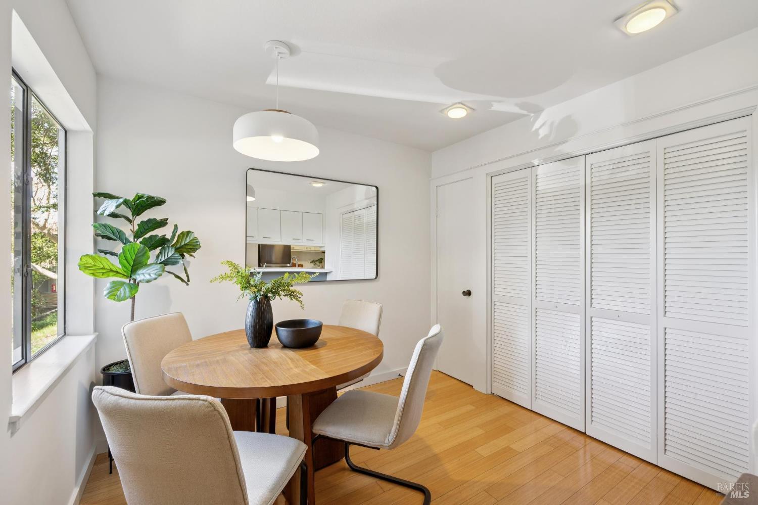 Detail Gallery Image 11 of 25 For 121 Professional Center Pkwy, San Rafael,  CA 94903 - 3 Beds | 2/1 Baths