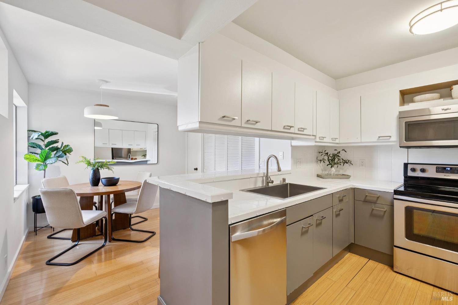 Detail Gallery Image 8 of 25 For 121 Professional Center Pkwy, San Rafael,  CA 94903 - 3 Beds | 2/1 Baths