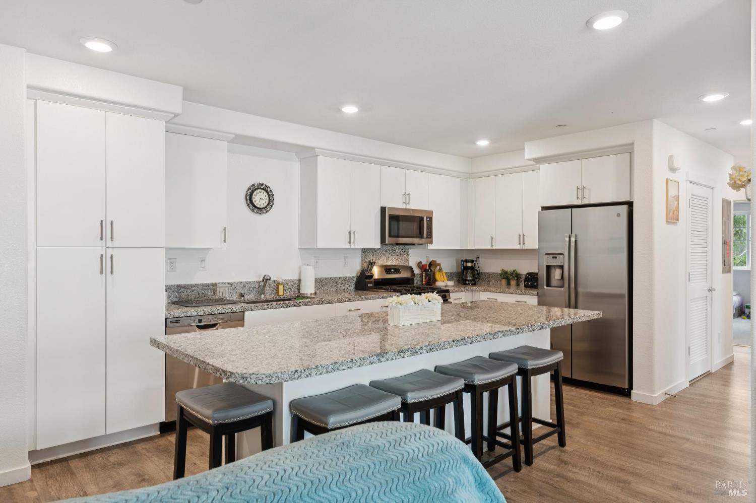 Detail Gallery Image 14 of 39 For 1414 Mauro Pietro Dr #301,  Petaluma,  CA 94954 - 3 Beds | 2 Baths