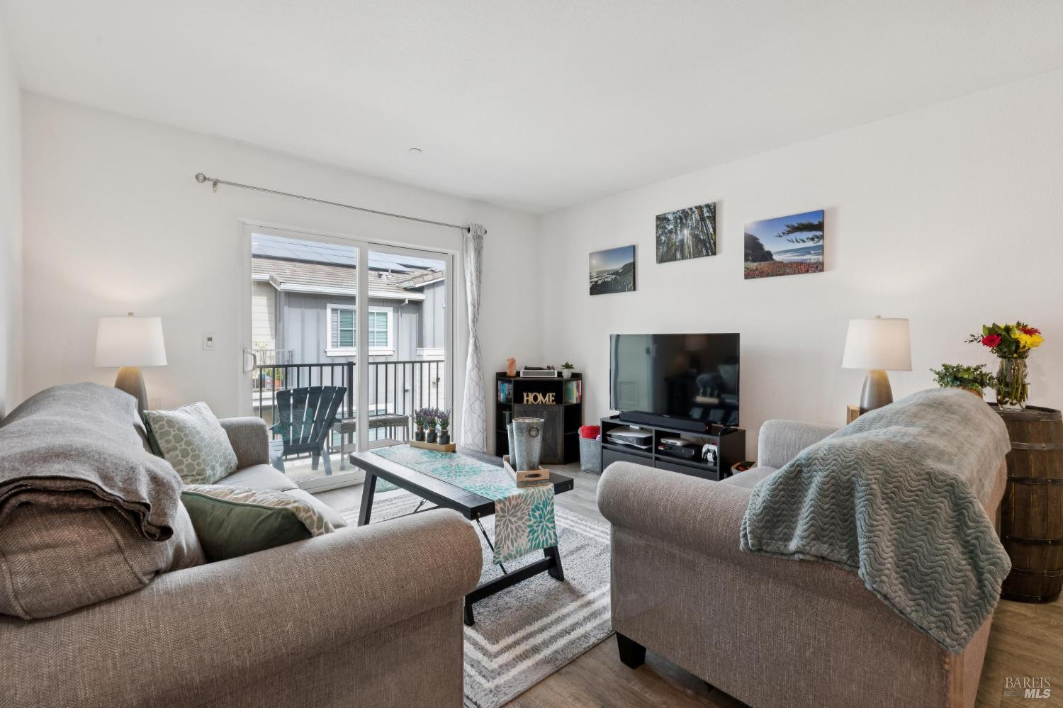 Detail Gallery Image 8 of 39 For 1414 Mauro Pietro Dr #301,  Petaluma,  CA 94954 - 3 Beds | 2 Baths