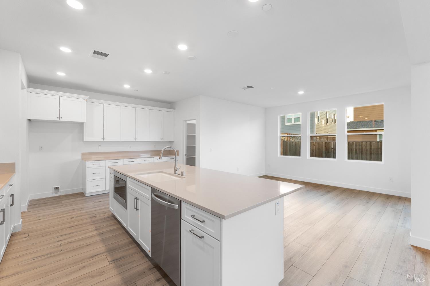 Detail Gallery Image 9 of 31 For 7337 Willowglen Dr, Rohnert Park,  CA 94928 - 3 Beds | 2/1 Baths