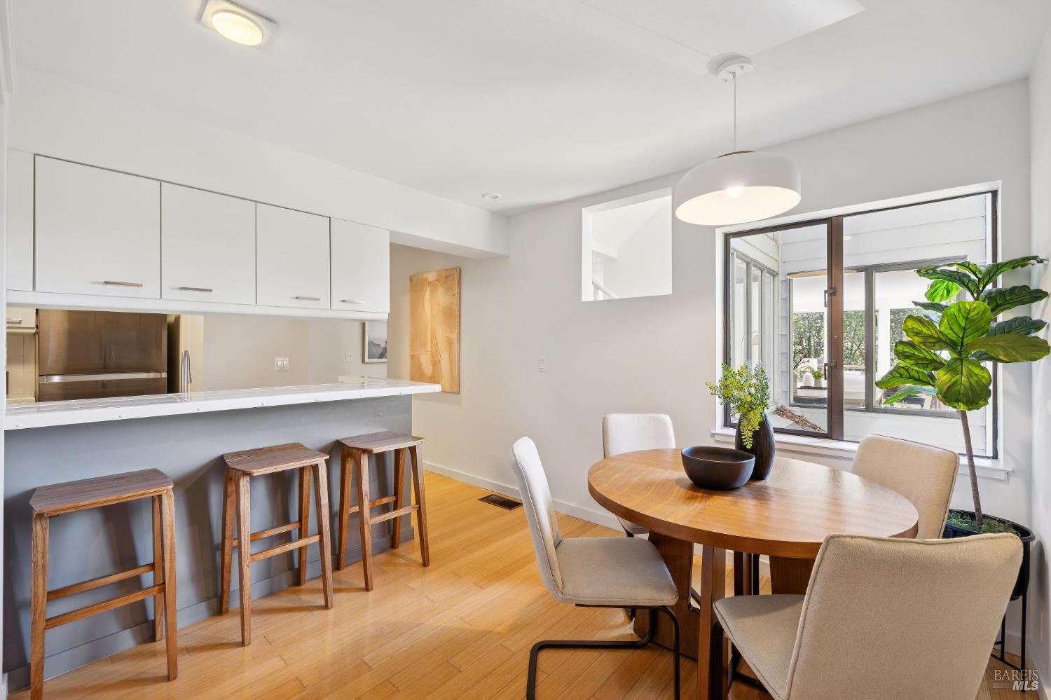 Detail Gallery Image 12 of 25 For 121 Professional Center Pkwy, San Rafael,  CA 94903 - 3 Beds | 2/1 Baths