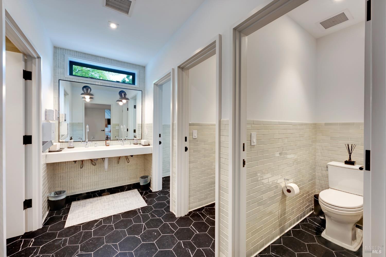 Detail Gallery Image 28 of 41 For 1129 Dealy Ln, Napa,  CA 94559 - 6 Beds | 6 Baths