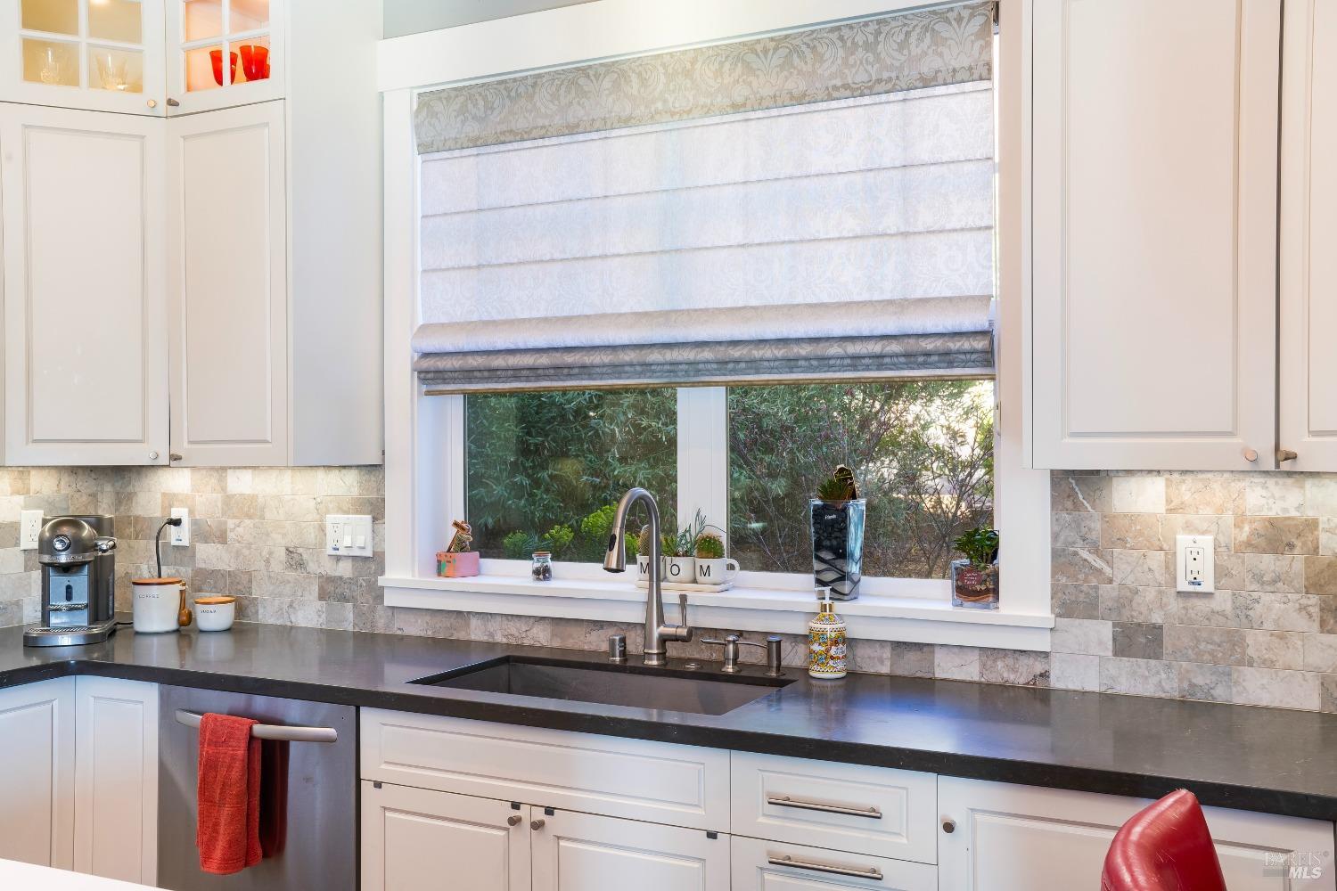 Detail Gallery Image 9 of 39 For 235 Clear Ridge Dr, Healdsburg,  CA 95448 - 4 Beds | 4/1 Baths