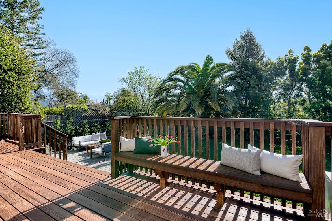 Detail Gallery Image 16 of 39 For 34 Diane Ln, Larkspur,  CA 94939 - 4 Beds | 3 Baths