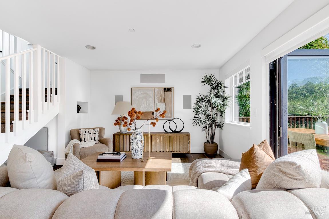 Detail Gallery Image 9 of 39 For 34 Diane Ln, Larkspur,  CA 94939 - 4 Beds | 3 Baths