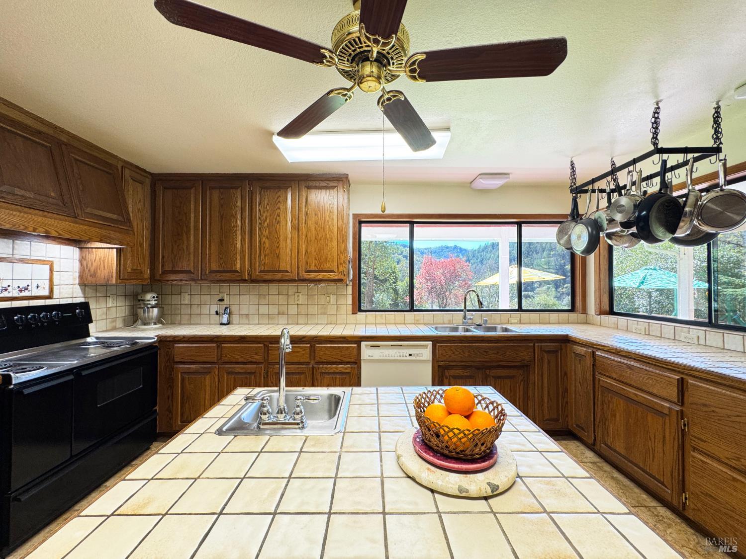 Detail Gallery Image 16 of 89 For 1800 Boonville Rd, Ukiah,  CA 95482 - 5 Beds | 4/1 Baths