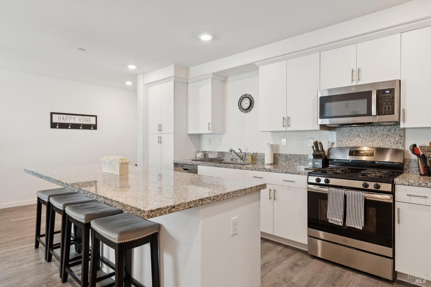 Detail Gallery Image 16 of 39 For 1414 Mauro Pietro Dr #301,  Petaluma,  CA 94954 - 3 Beds | 2 Baths