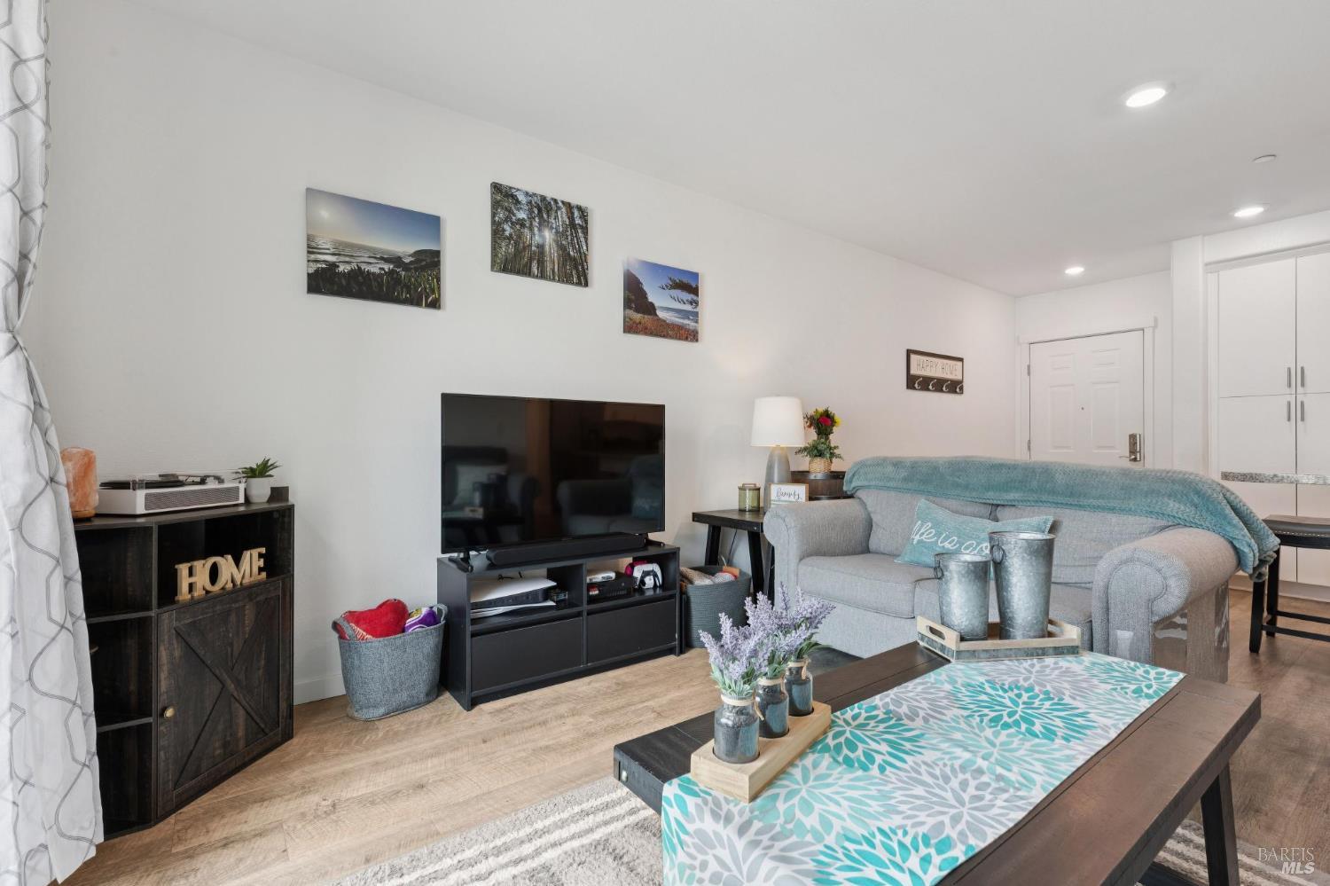 Detail Gallery Image 13 of 39 For 1414 Mauro Pietro Dr #301,  Petaluma,  CA 94954 - 3 Beds | 2 Baths