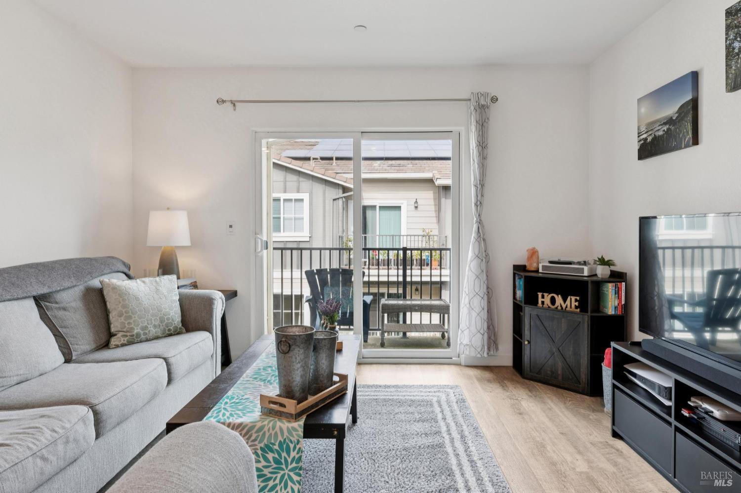 Detail Gallery Image 9 of 39 For 1414 Mauro Pietro Dr #301,  Petaluma,  CA 94954 - 3 Beds | 2 Baths