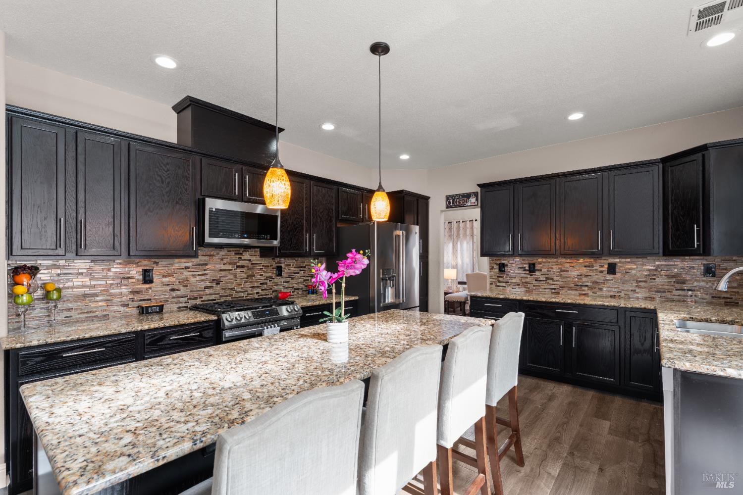 Detail Gallery Image 6 of 21 For 976 Cashel Cir, Vacaville,  CA 95688 - 5 Beds | 3 Baths