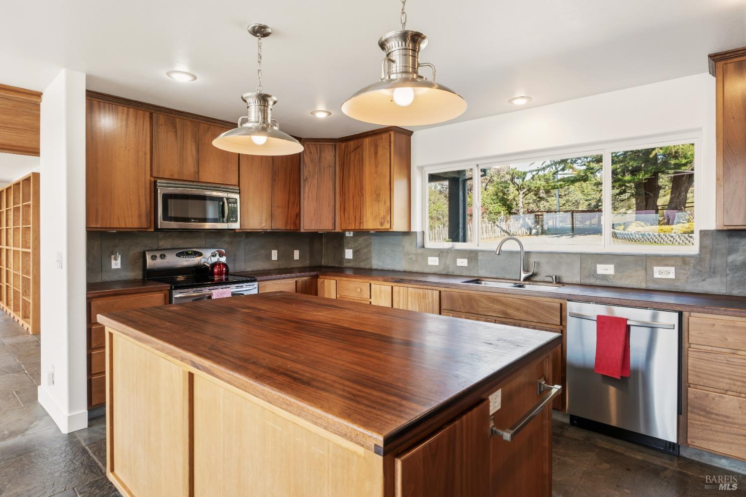 Detail Gallery Image 8 of 62 For 46701 Iversen Dr, Gualala,  CA 95445 - 2 Beds | 4/1 Baths