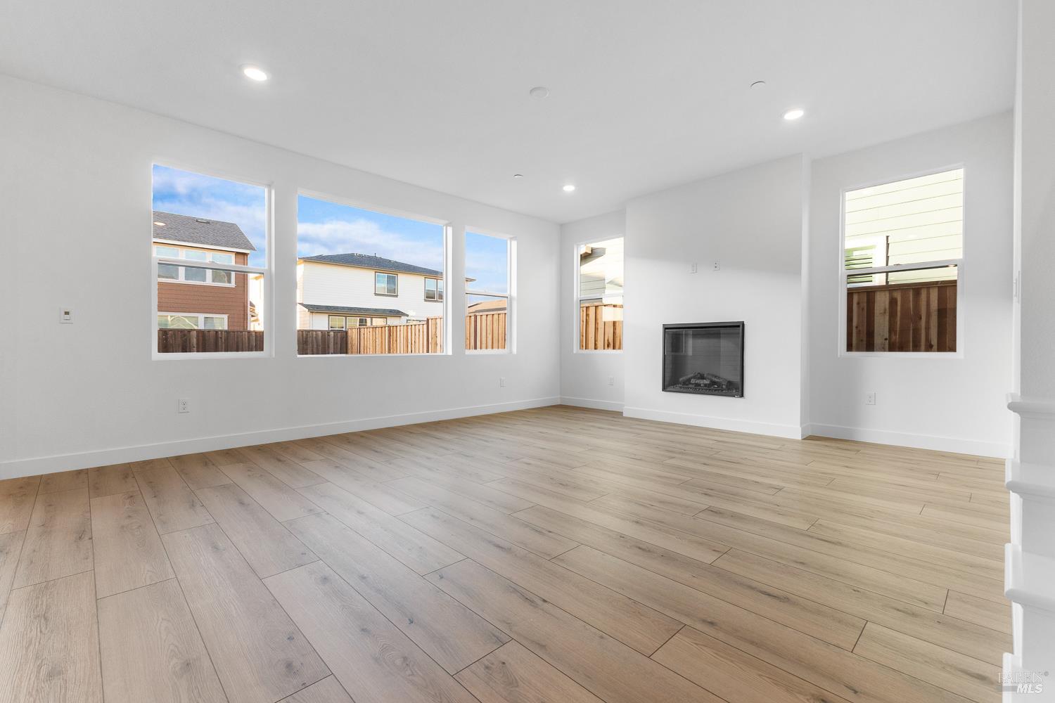 Detail Gallery Image 7 of 31 For 7337 Willowglen Dr, Rohnert Park,  CA 94928 - 3 Beds | 2/1 Baths