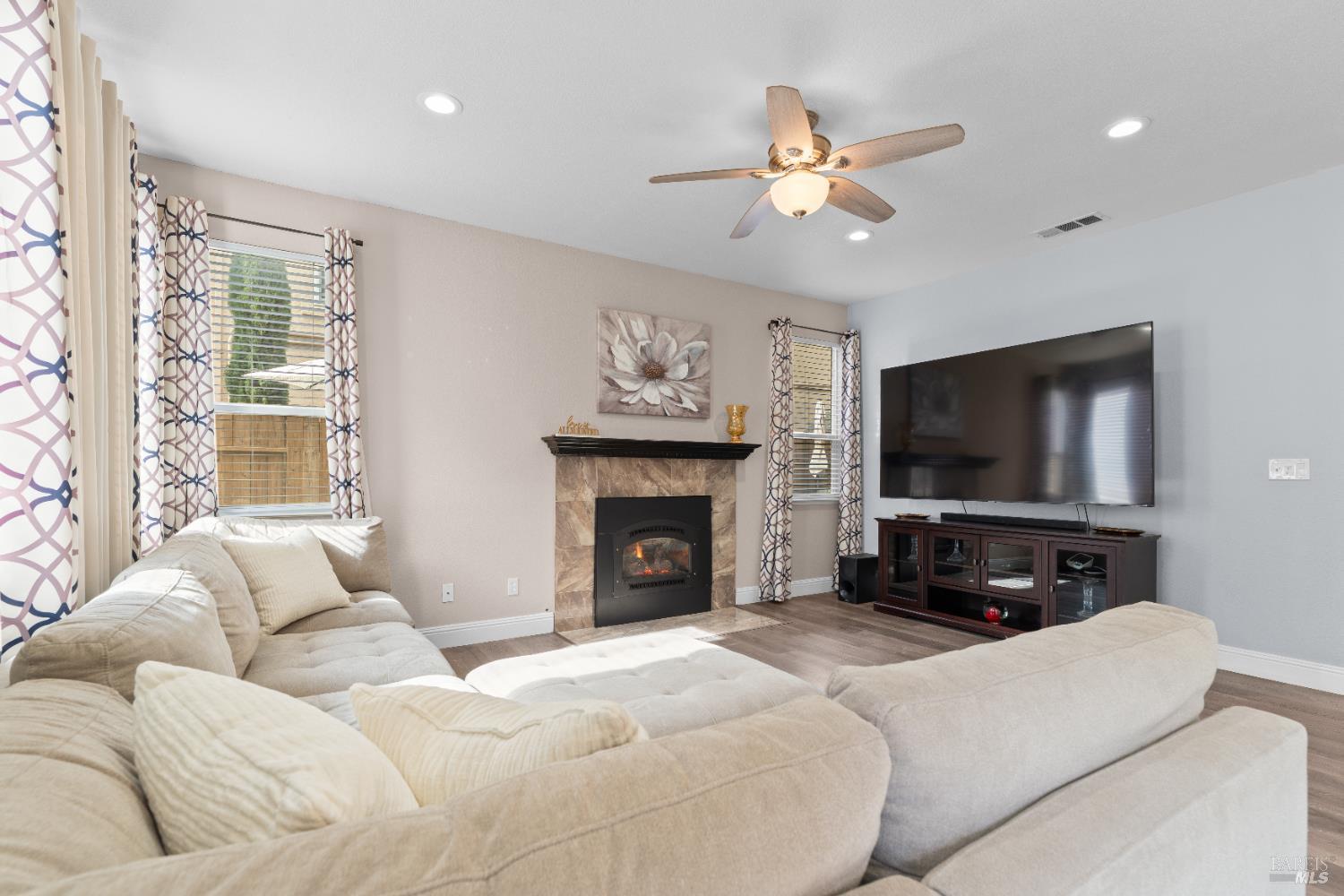 Detail Gallery Image 5 of 21 For 976 Cashel Cir, Vacaville,  CA 95688 - 5 Beds | 3 Baths