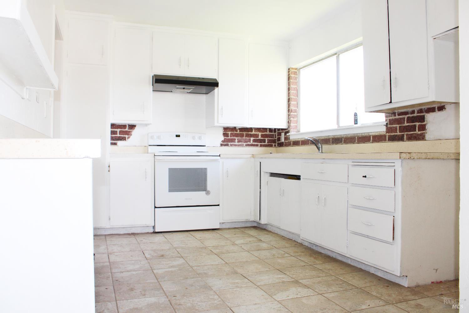 Detail Gallery Image 5 of 26 For 4083 Frye Ave, Clearlake,  CA 95422 - 3 Beds | 1/1 Baths