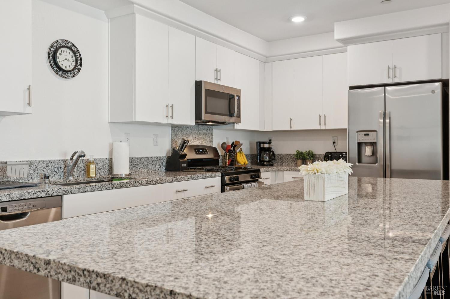 Detail Gallery Image 17 of 39 For 1414 Mauro Pietro Dr #301,  Petaluma,  CA 94954 - 3 Beds | 2 Baths