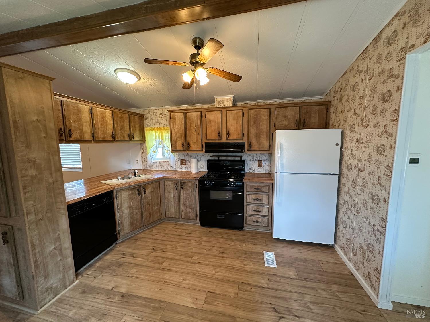 Detail Gallery Image 4 of 20 For 12880 4th. St, Clearlake Oaks,  CA 95423 - 2 Beds | 2 Baths