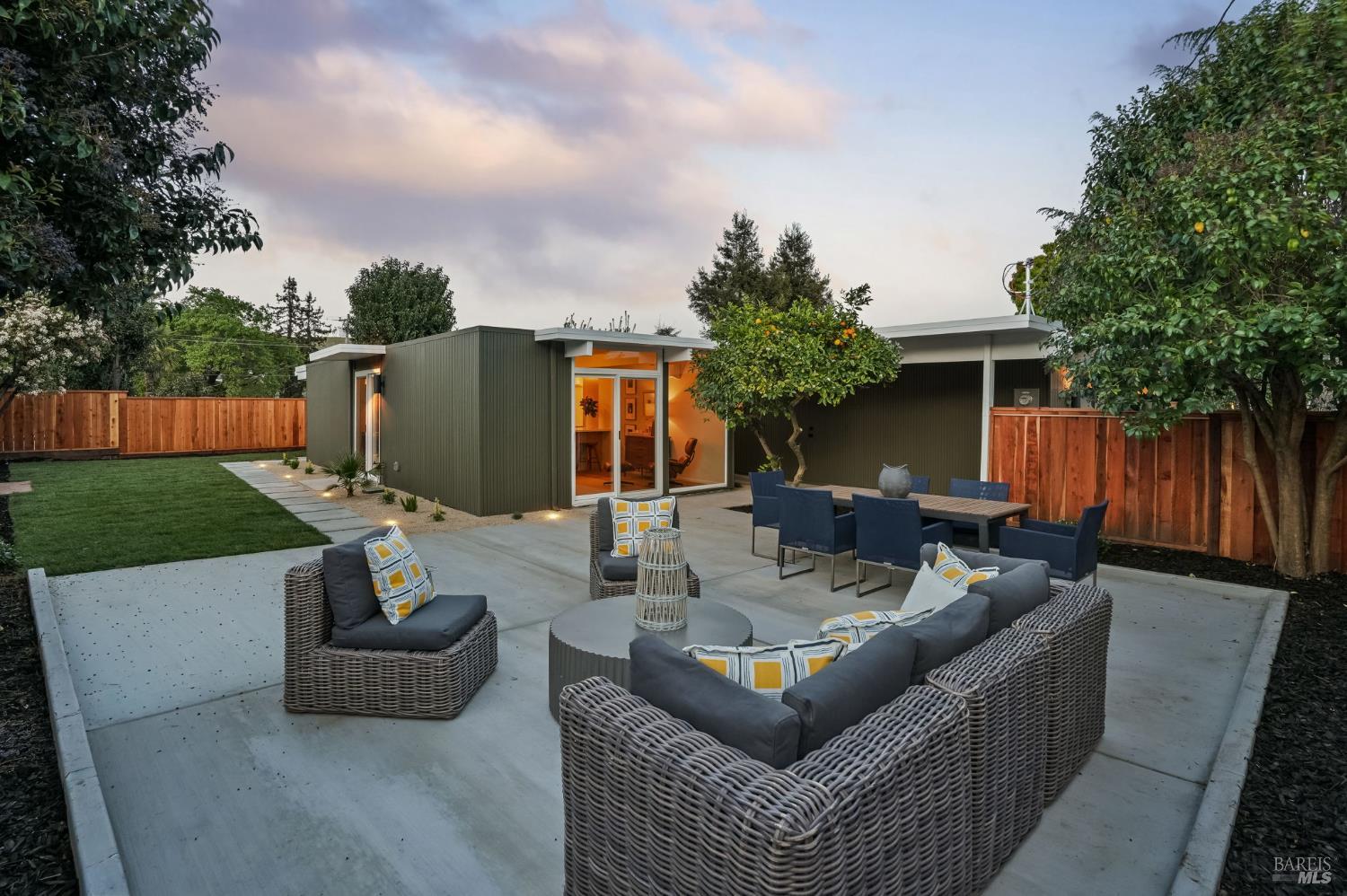 Detail Gallery Image 3 of 27 For 776 Montecillo Rd, San Rafael,  CA 94903 - 3 Beds | 2 Baths