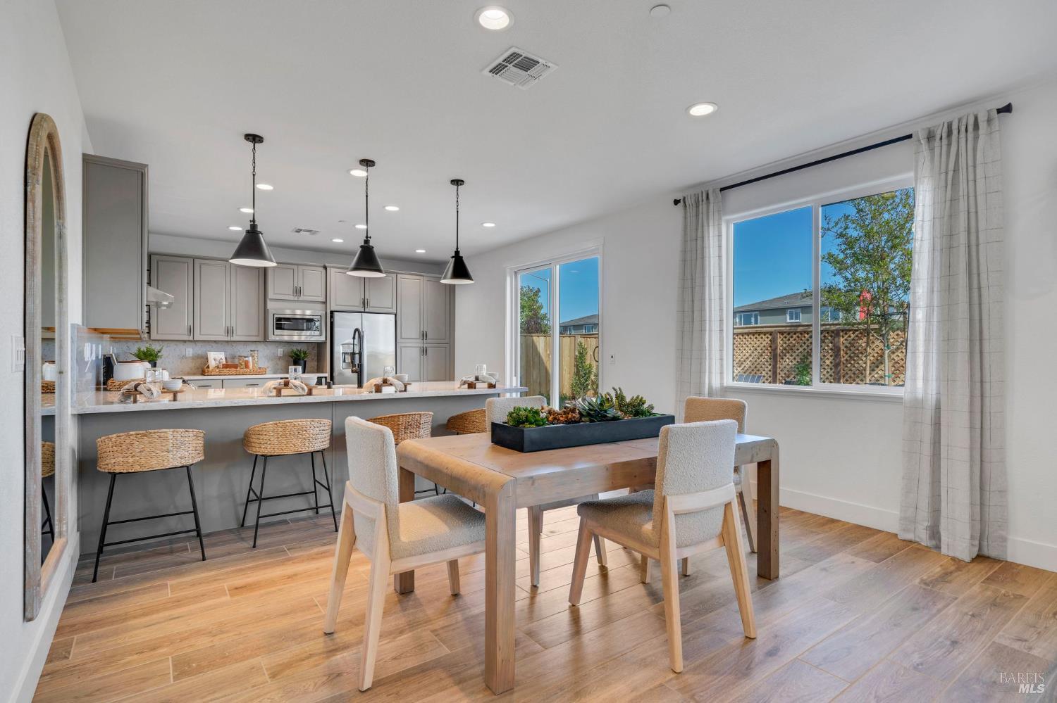 Detail Gallery Image 15 of 39 For 516 Eagle Cir, Oakley,  CA 94561 - 5 Beds | 3 Baths