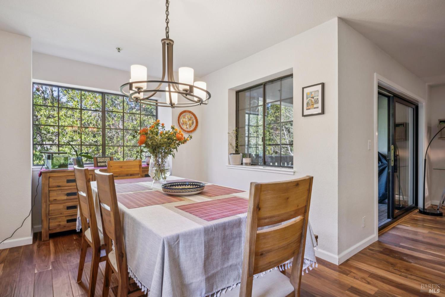 Detail Gallery Image 8 of 32 For 166 Pelican Ln, Novato,  CA 94949 - 4 Beds | 2/1 Baths