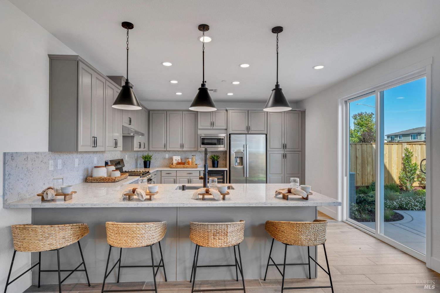 Detail Gallery Image 10 of 39 For 516 Eagle Cir, Oakley,  CA 94561 - 5 Beds | 3 Baths