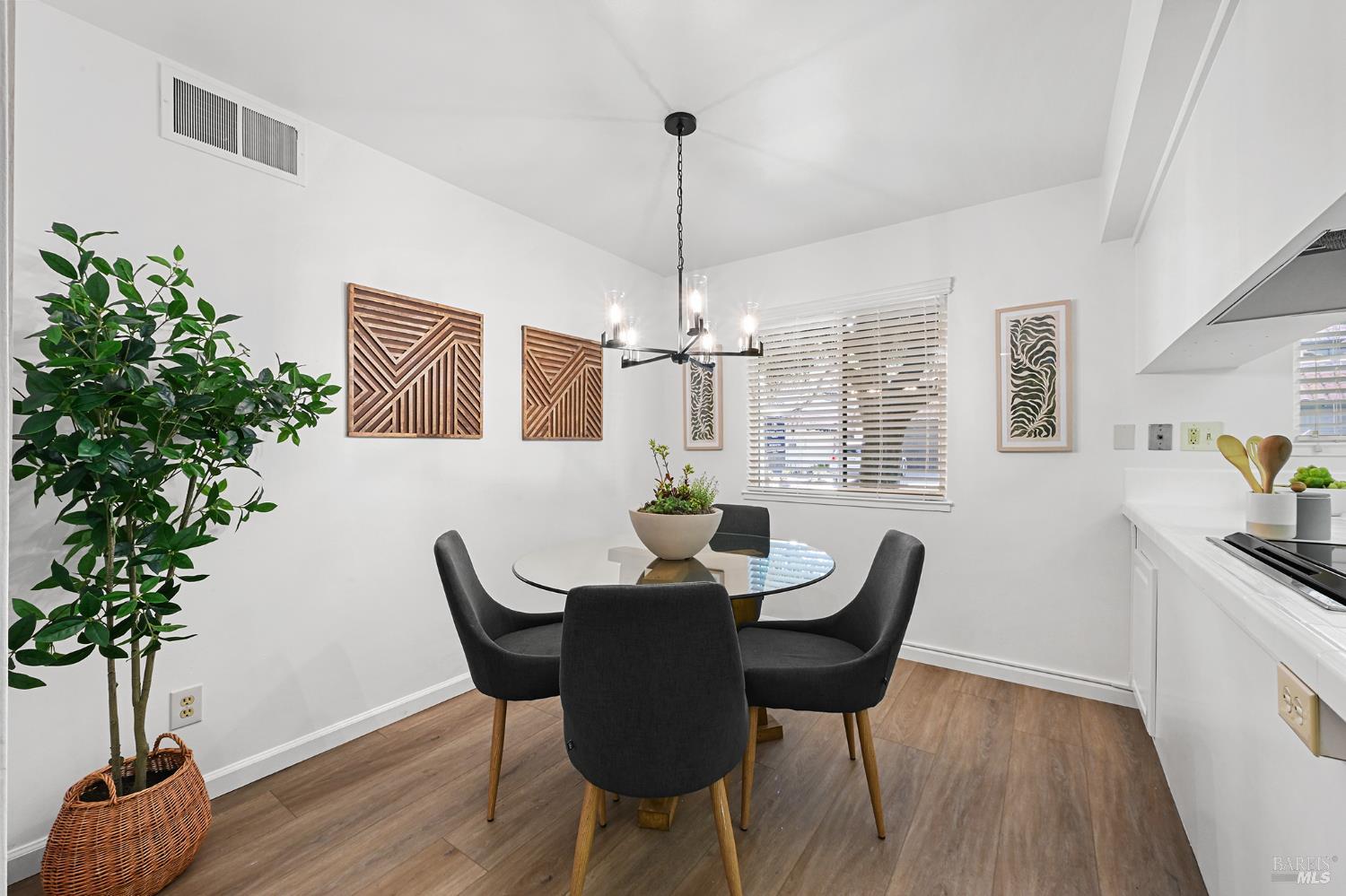 Detail Gallery Image 4 of 37 For 91 Grande Paseo Unkn, San Rafael,  CA 94903 - 4 Beds | 2/1 Baths