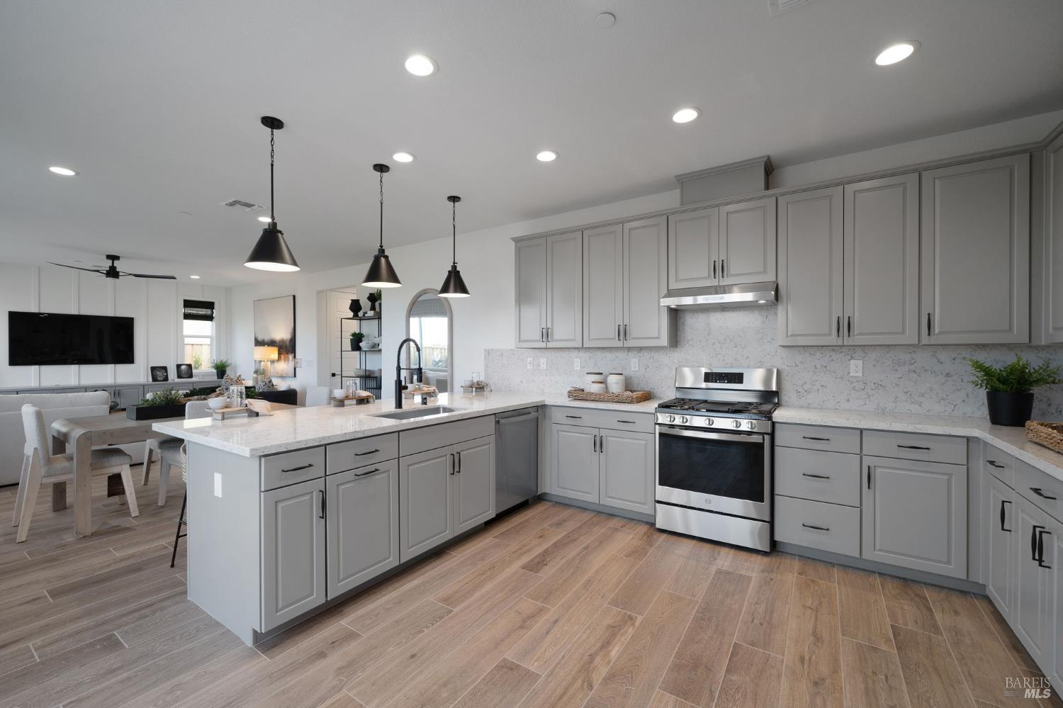 Detail Gallery Image 14 of 39 For 516 Eagle Cir, Oakley,  CA 94561 - 5 Beds | 3 Baths