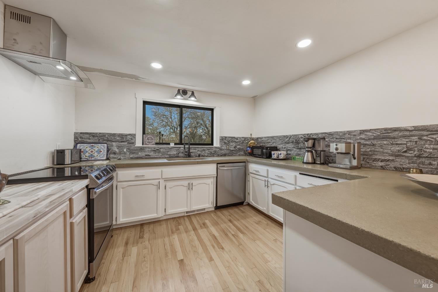 Detail Gallery Image 21 of 75 For 1001 Louis Way, Lakeport,  CA 95453 - 3 Beds | 2/1 Baths