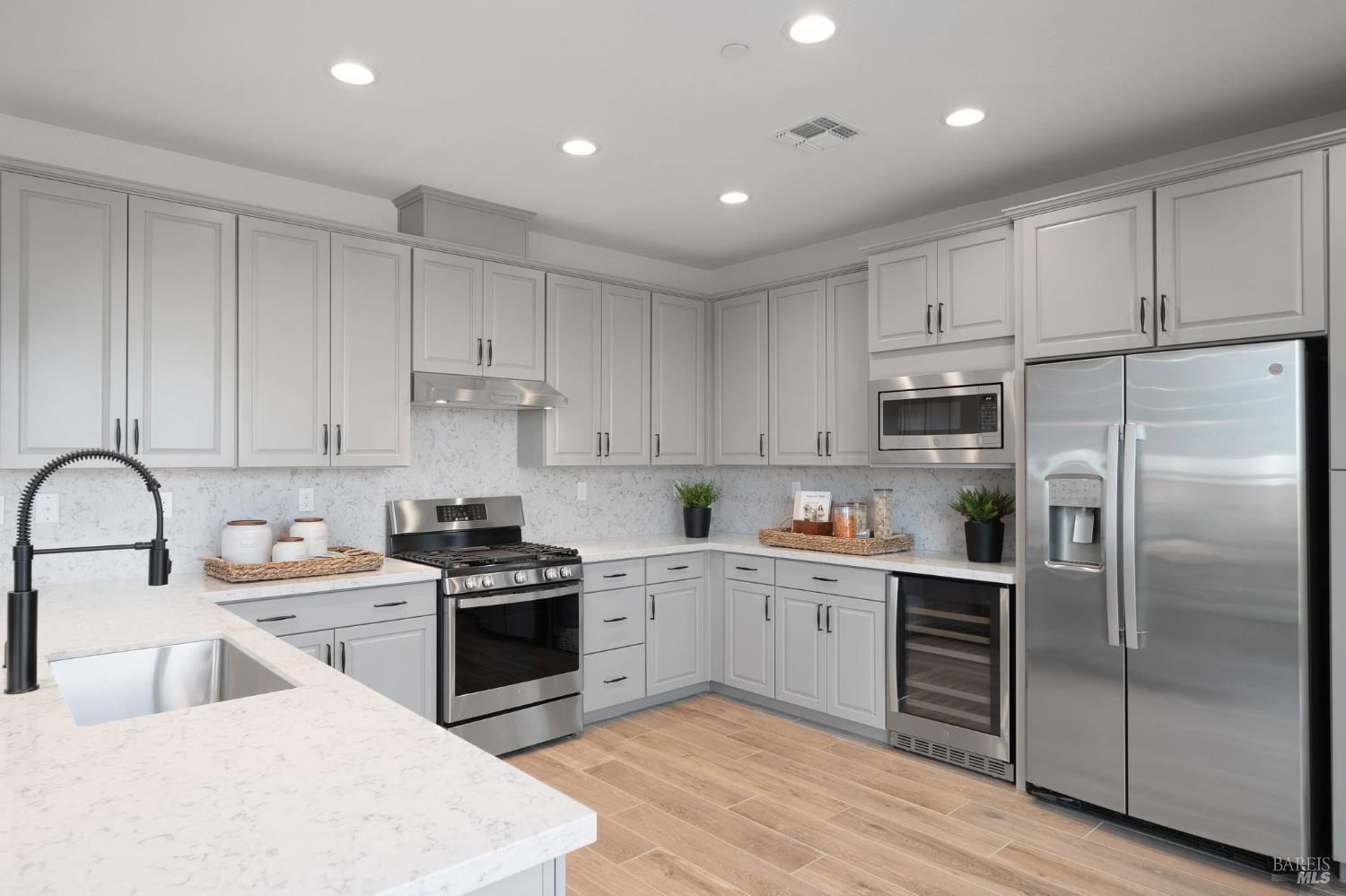 Detail Gallery Image 11 of 39 For 516 Eagle Cir, Oakley,  CA 94561 - 5 Beds | 3 Baths