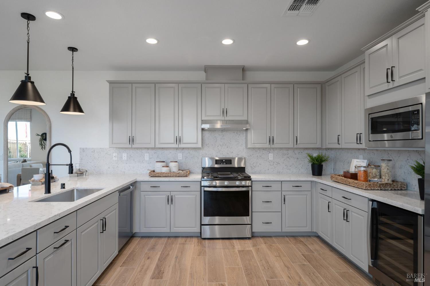 Detail Gallery Image 13 of 39 For 516 Eagle Cir, Oakley,  CA 94561 - 5 Beds | 3 Baths