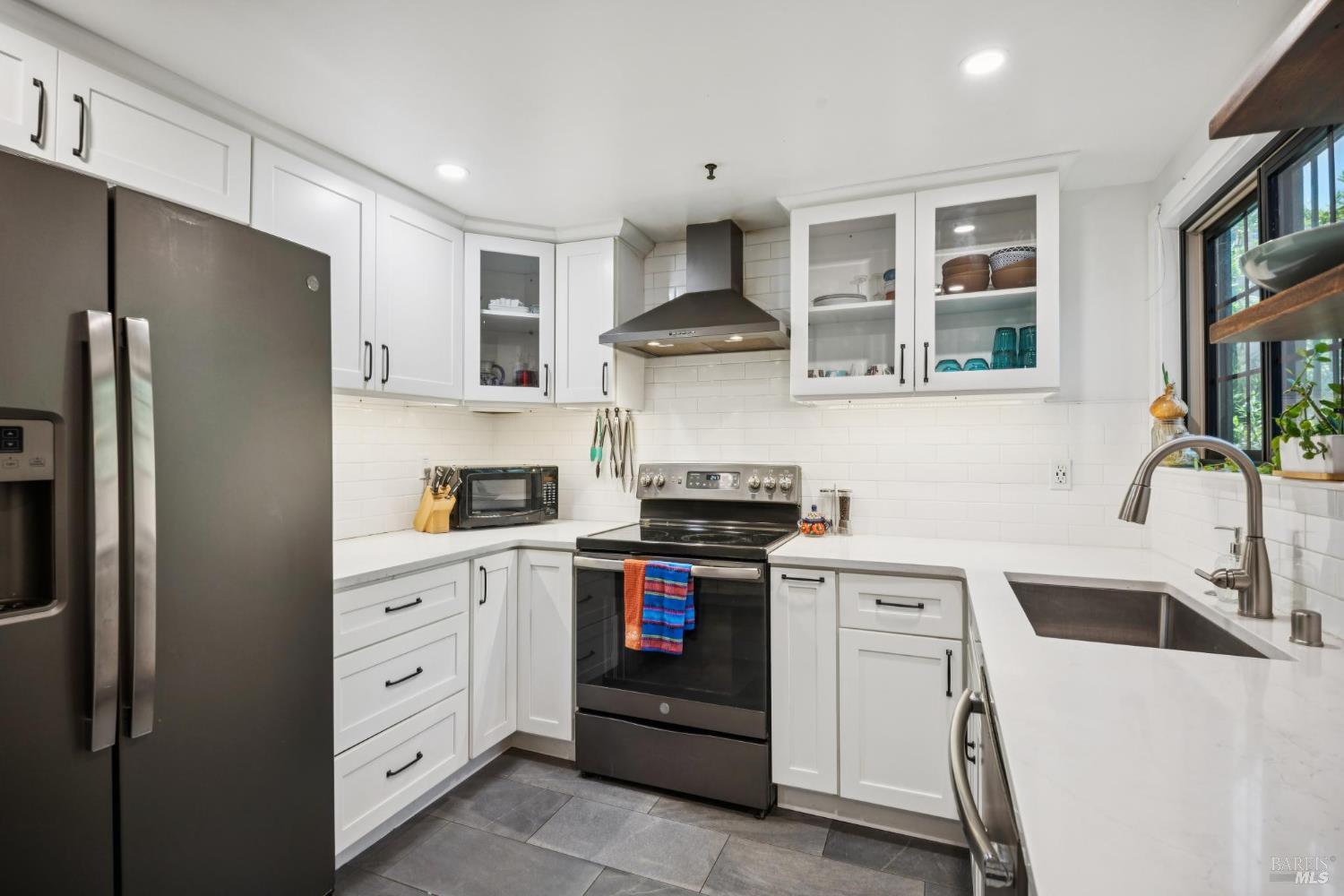 Detail Gallery Image 10 of 32 For 166 Pelican Ln, Novato,  CA 94949 - 4 Beds | 2/1 Baths