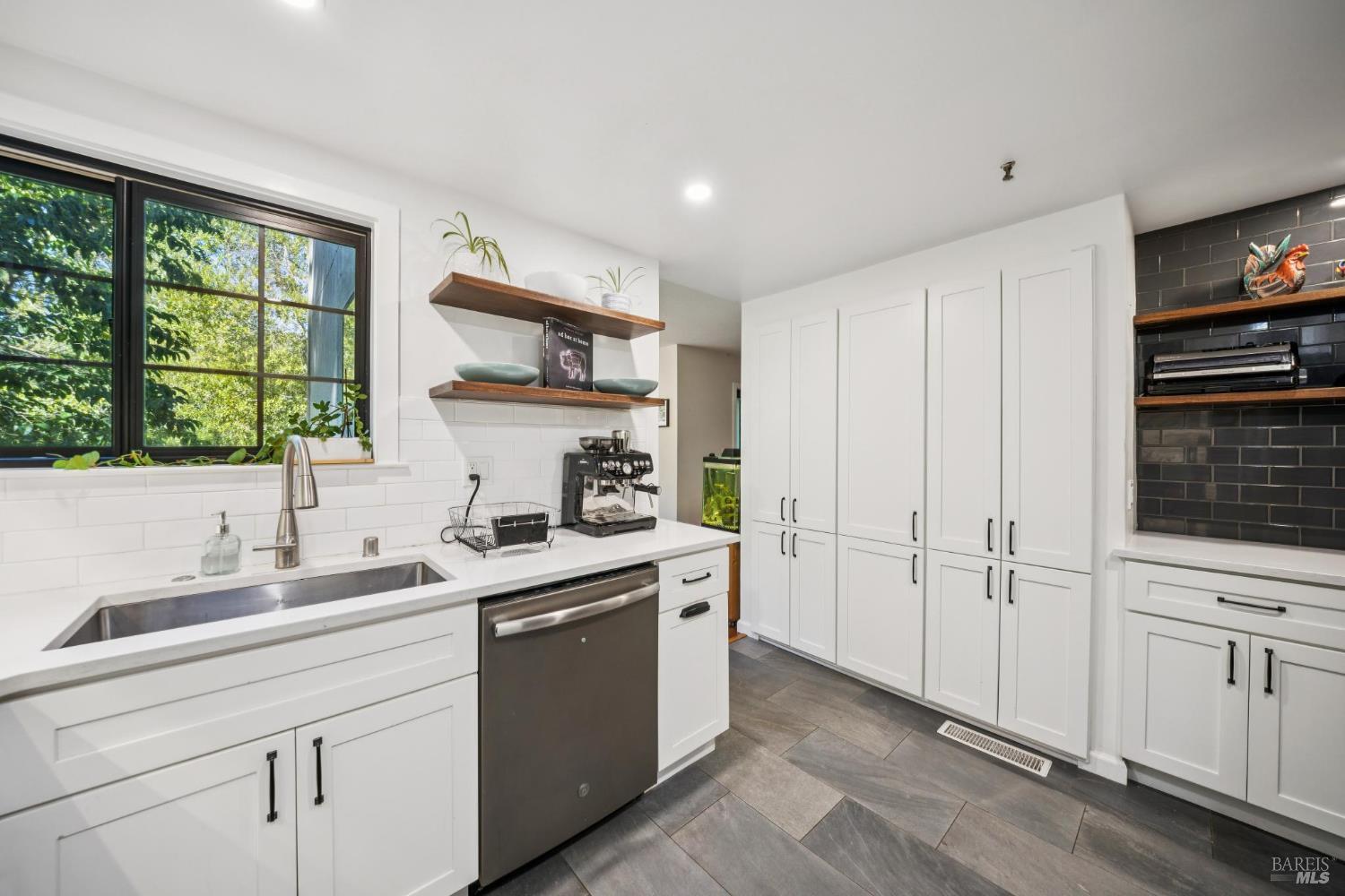 Detail Gallery Image 12 of 32 For 166 Pelican Ln, Novato,  CA 94949 - 4 Beds | 2/1 Baths