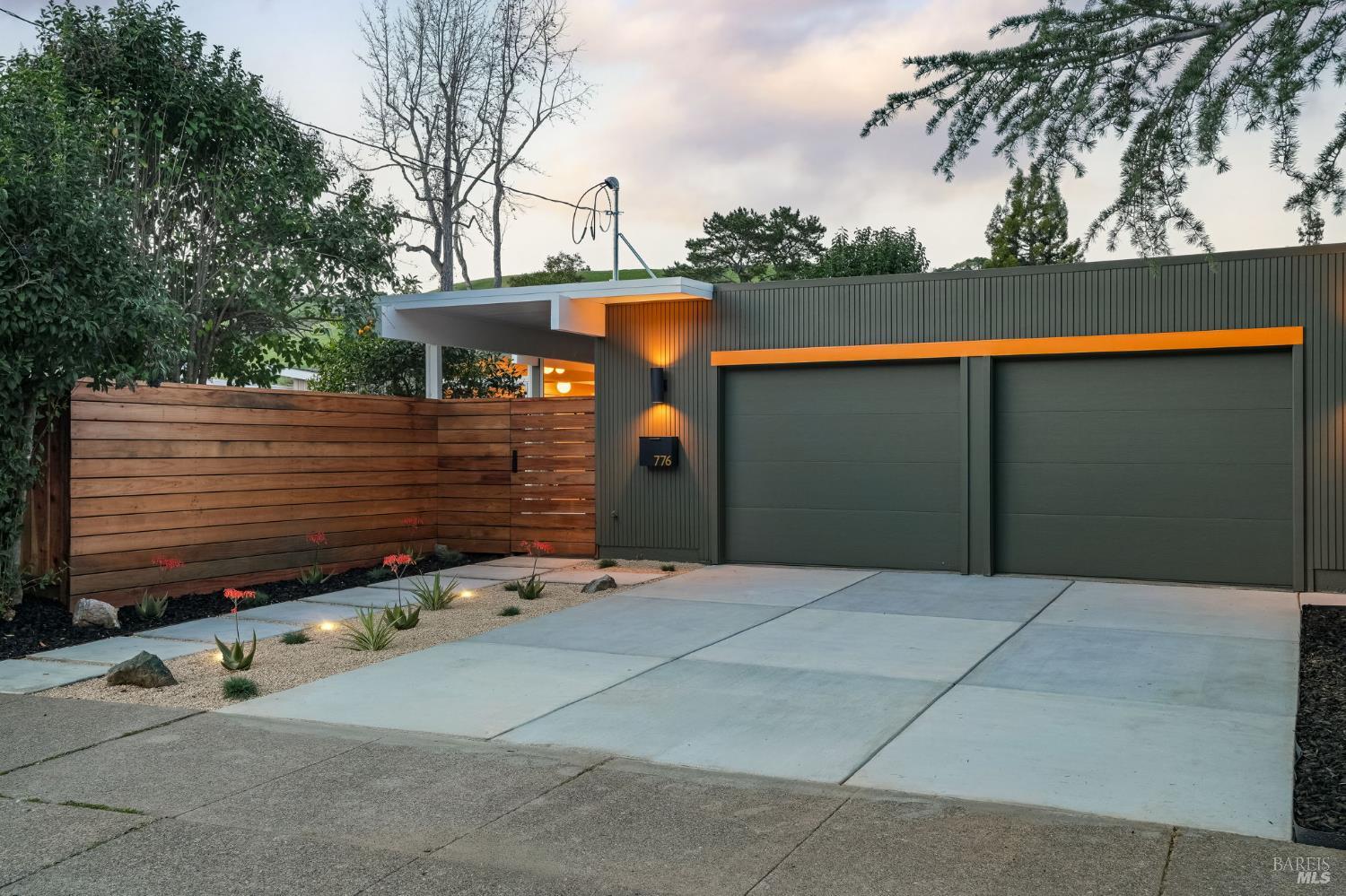 Detail Gallery Image 2 of 27 For 776 Montecillo Rd, San Rafael,  CA 94903 - 3 Beds | 2 Baths