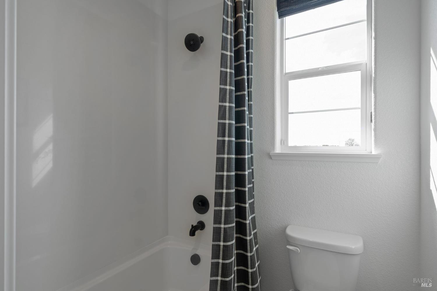 Detail Gallery Image 38 of 39 For 516 Eagle Cir, Oakley,  CA 94561 - 5 Beds | 3 Baths