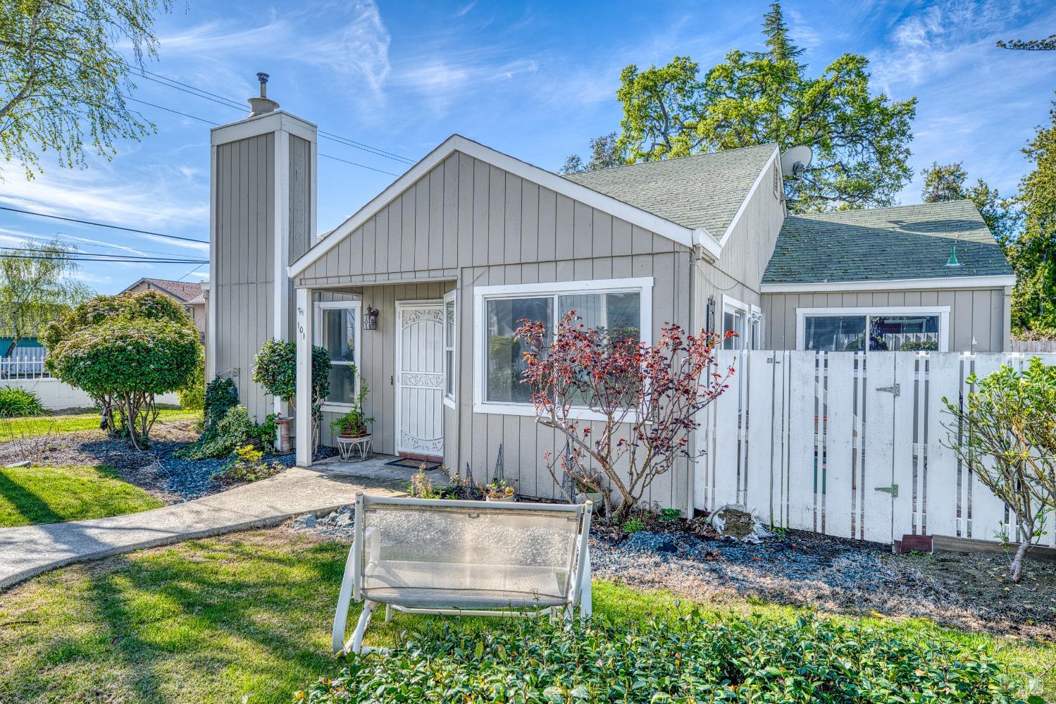 Detail Gallery Image 5 of 48 For 101 Marina Dr, Lakeport,  CA 95453 - 2 Beds | 1/1 Baths