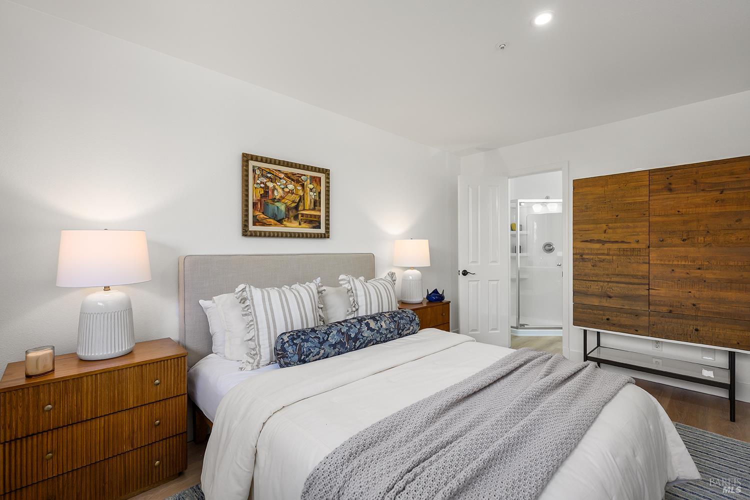 Detail Gallery Image 16 of 51 For 435 University St, Healdsburg,  CA 95448 - 4 Beds | 4 Baths