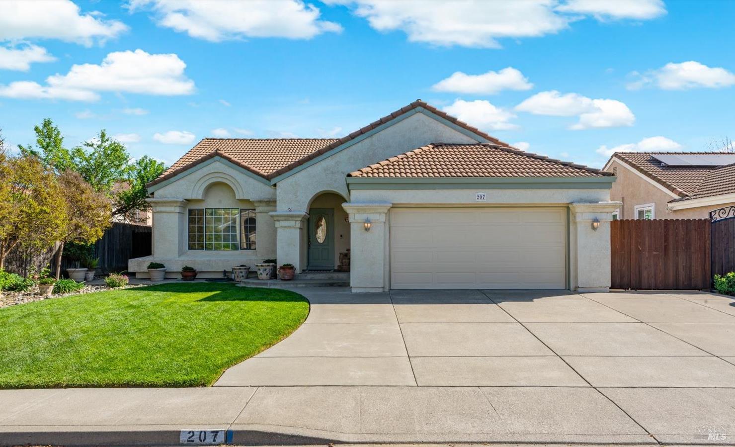 Detail Gallery Image 2 of 87 For 207 Laurelwood Way, Vacaville,  CA 95687 - 3 Beds | 2 Baths