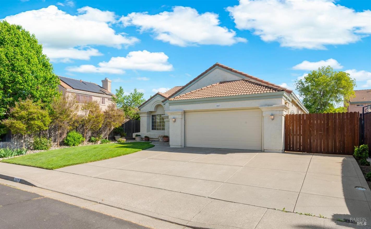 Detail Gallery Image 4 of 87 For 207 Laurelwood Way, Vacaville,  CA 95687 - 3 Beds | 2 Baths