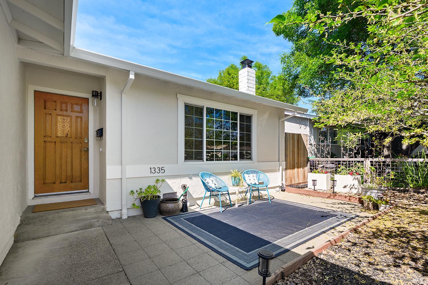 Detail Gallery Image 2 of 28 For 1335 Lupine Rd, Healdsburg,  CA 95448 - 2 Beds | 2 Baths