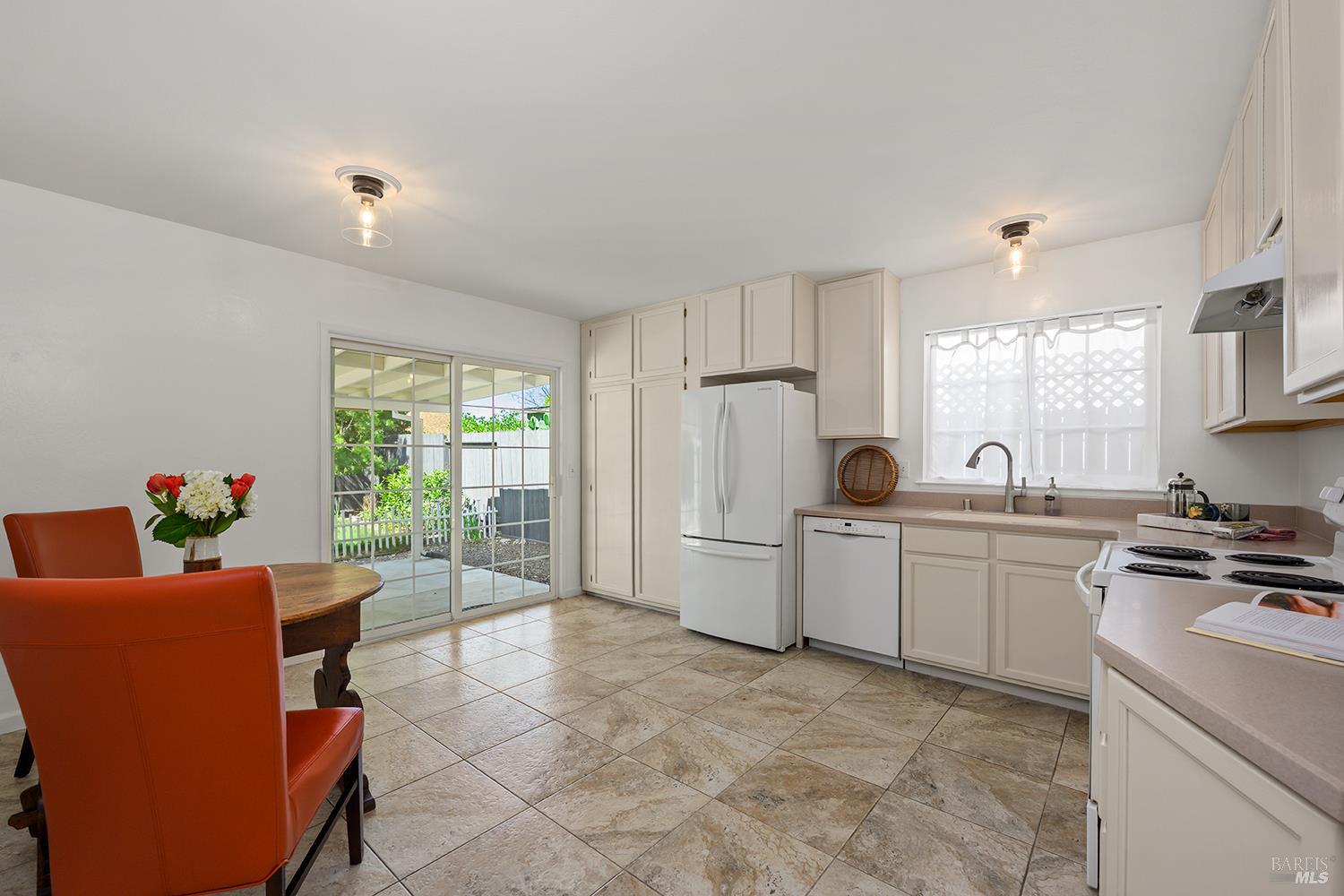 Detail Gallery Image 6 of 28 For 1335 Lupine Rd, Healdsburg,  CA 95448 - 2 Beds | 2 Baths