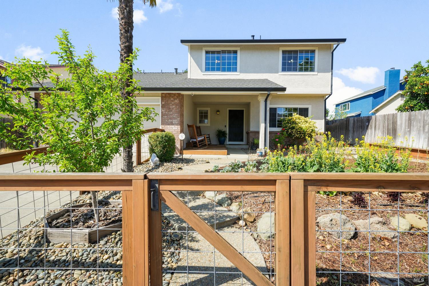 Detail Gallery Image 2 of 39 For 384 Dublin Way, Vacaville,  CA 95688 - 3 Beds | 2/1 Baths