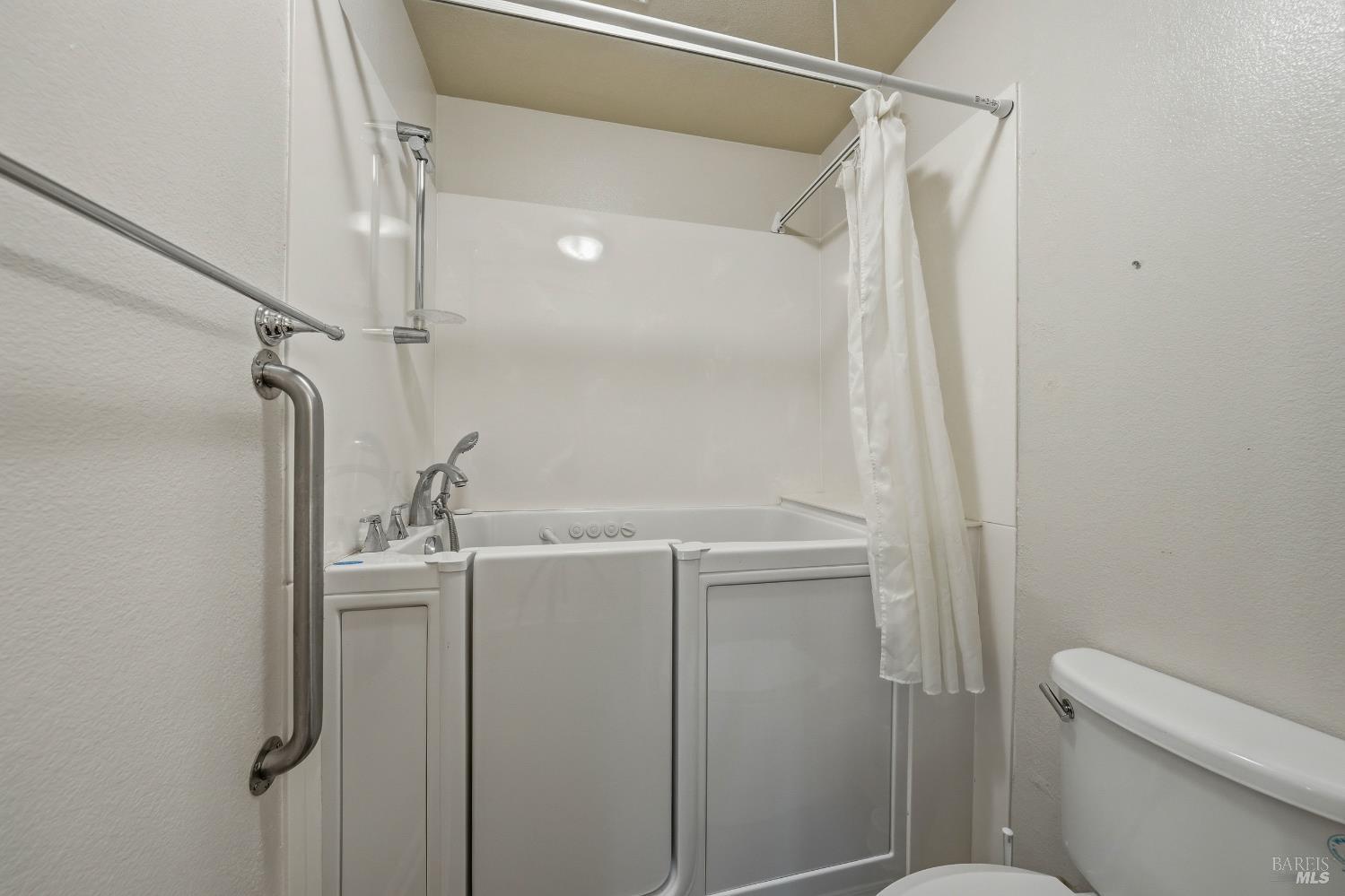 Detail Gallery Image 32 of 48 For 101 Marina Dr, Lakeport,  CA 95453 - 2 Beds | 1/1 Baths